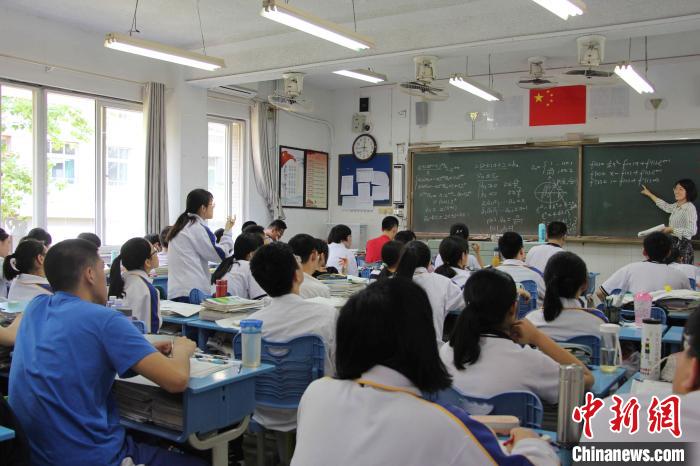 资料图:图为山东高三学生在教室中上课,备战高考. 赵晓 摄