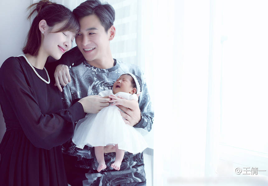 乔振宇与妻子王倩一抱着小女儿甜蜜合影.