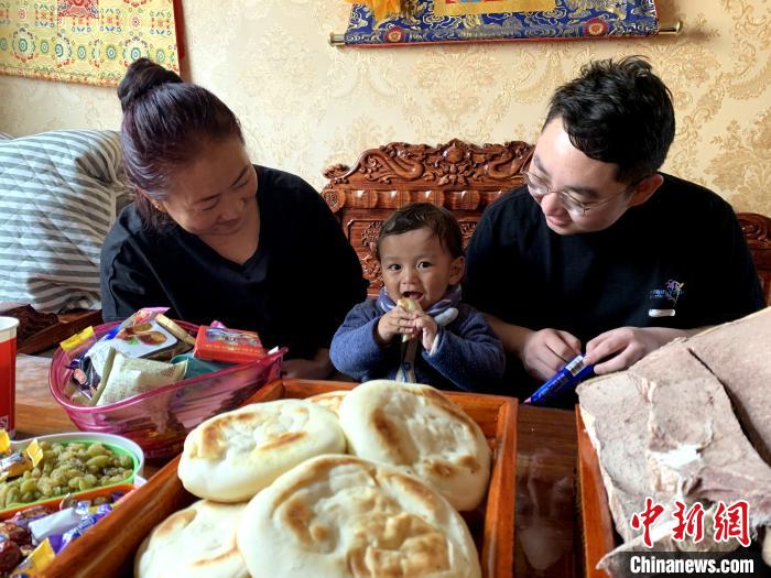 图为才仁多杰和妈妈、弟弟在一起。　李江宁 摄