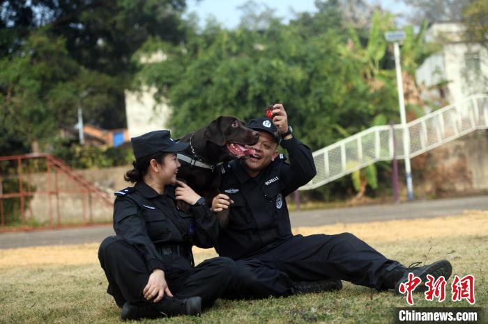 黄晓莉和劳干锋与警犬亲密无间。　蒋雪林 摄