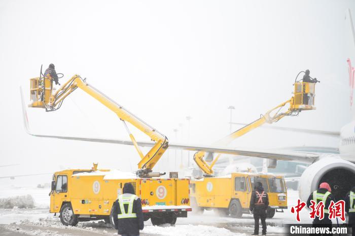 图为大连机场全力除雪保障航班正常运行。　李胜军 摄