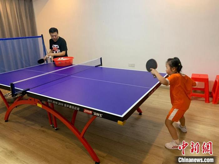江西5岁萌娃打乒乓球走红：“我想参加比赛拿第一”