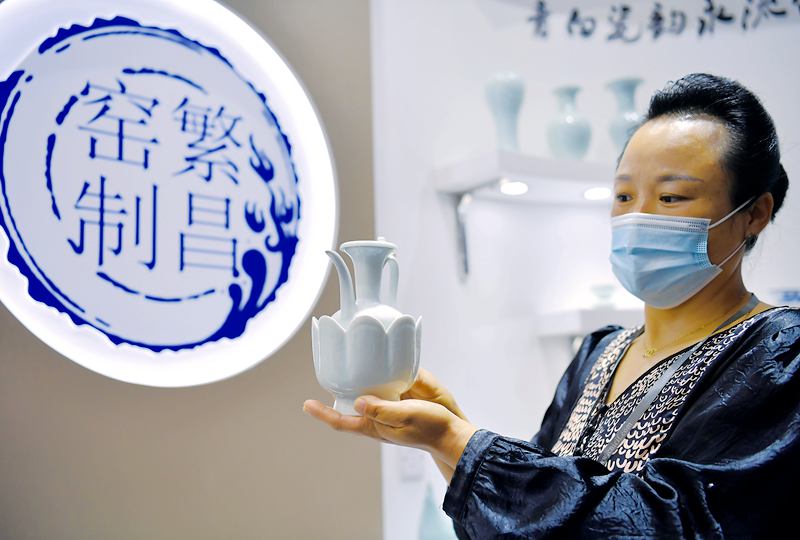 芜湖展区工作人员展示繁昌窑青白瓷作品。.jpg