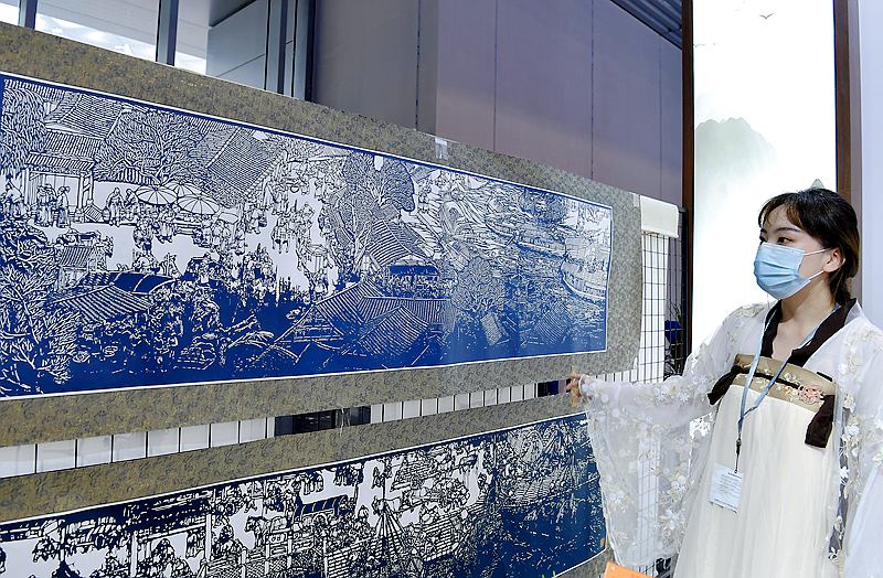 淮北展区，工作人员展示以隋唐大运河为主题的巨幅剪纸作品。.jpg