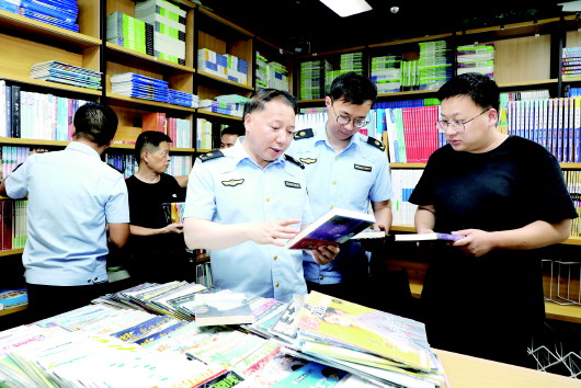 一只粉色行李箱里的“助学温情”
