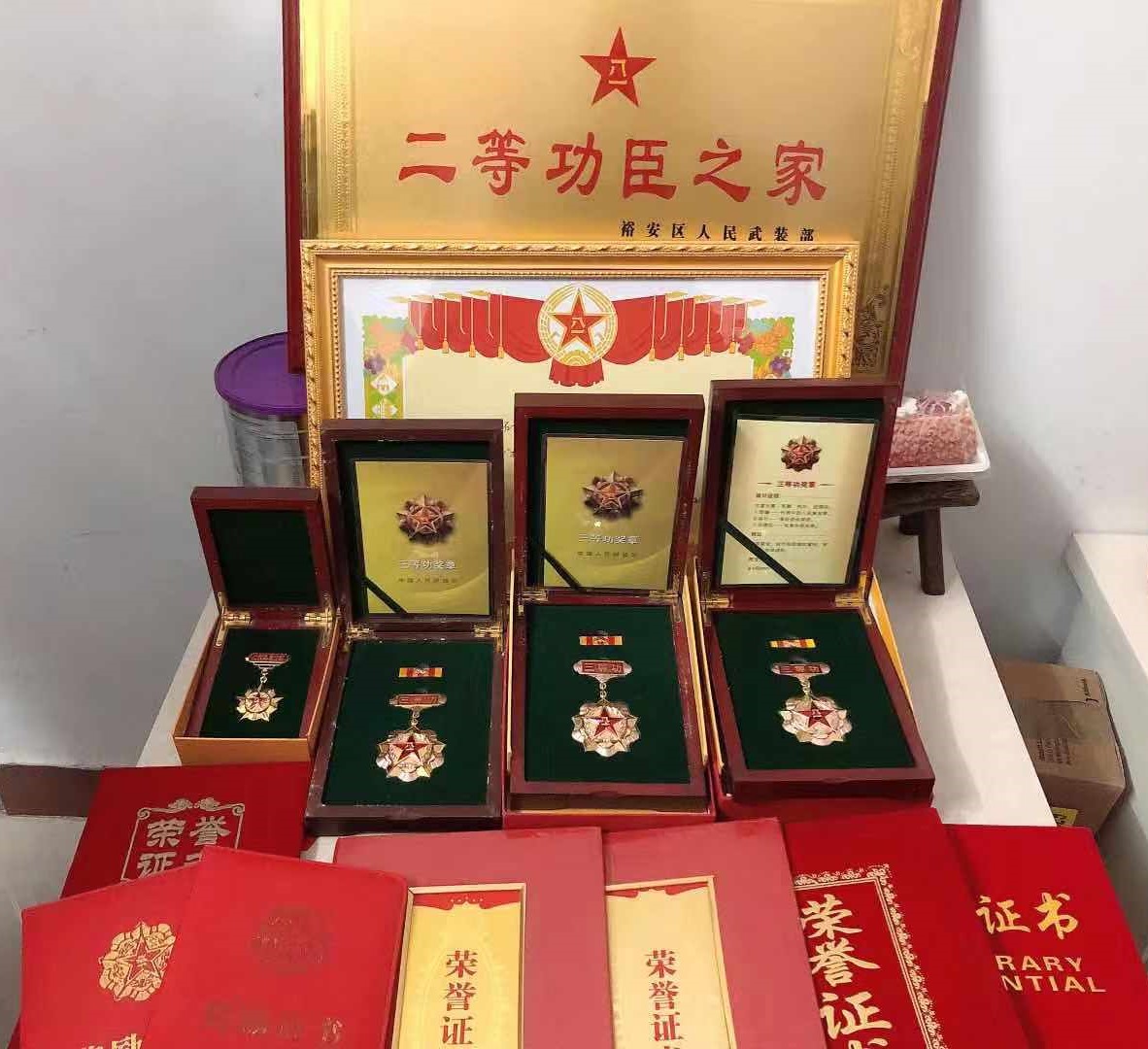 裕安区委常委人武部政委方静走访狮子岗乡慰问荣立二等功现役军人家庭