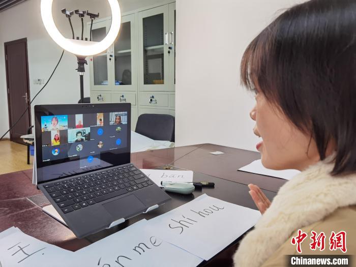 图为贵州水利水电职业技术学院老师给哥斯达黎加丝路学院的学生直播上课。 周燕玲 摄