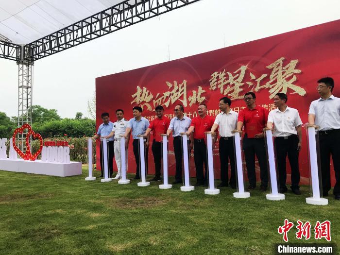 “热血英雄大道”亮相武汉致敬无偿献血者