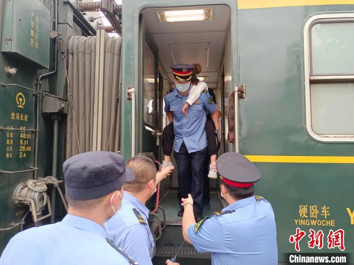 旅客突发腹部剧痛,列车长李志强立即协调客调联系120救护车及时赶到站台,保证旅客在第一时间得到救治。 沈铁 摄