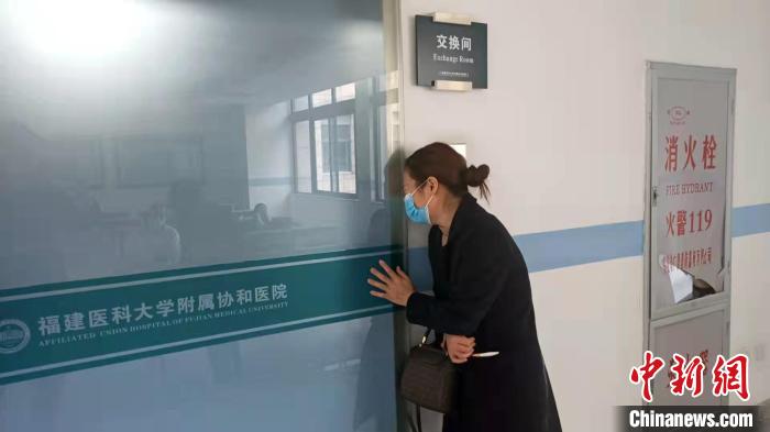 姐姐叶有妃在医院陪伴着弟弟。 福建FM全媒体供图
