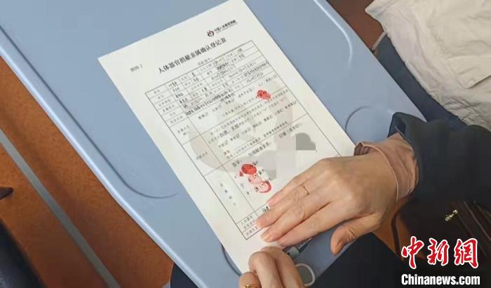 家人代叶有平签下器官捐献同意书。 福建FM全媒体供图