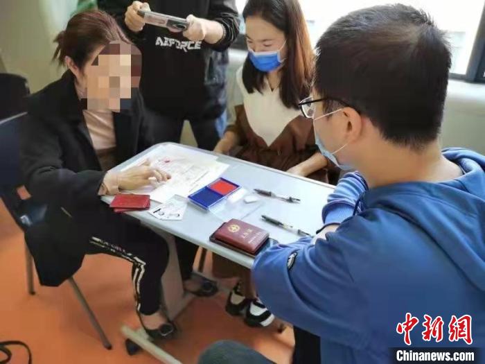 在福州市红十字会工作人员见证下,家人代叶有平签下器官捐献同意书 福建FM全媒体供图