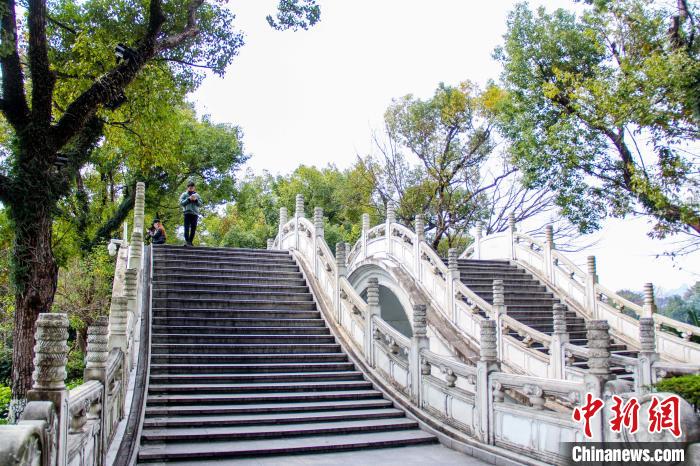 图为疫情期间的桂林榕湖双拱桥。 杨宗盛 摄