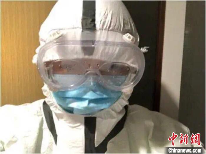 穿着防护服的“90后”男护士王志骏。 钱群华 摄