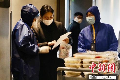 医学观察点内正在进行送餐。　钱晨菲 摄