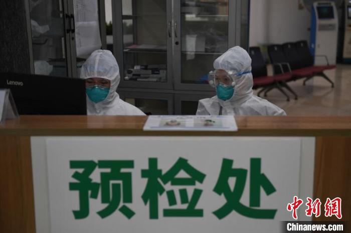 萧山区第一人民医院预检处。　王刚 摄