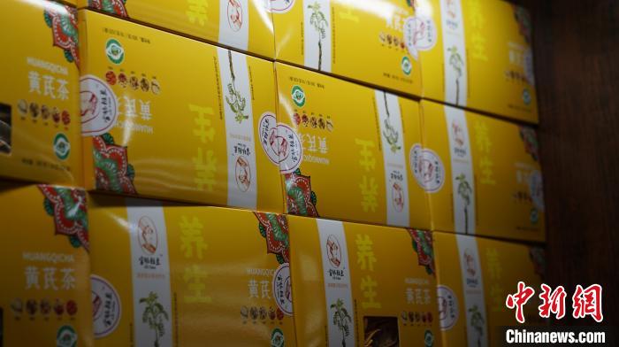 图为当地一合作社加工待售的黄芪茶。 魏建军 摄