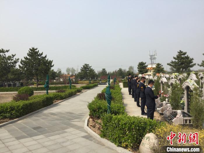祭扫方式虽异,但敦亲睦族、孝悌家风这一浸润于世代相传的文化根脉赓续未变。 高瑞峰 摄