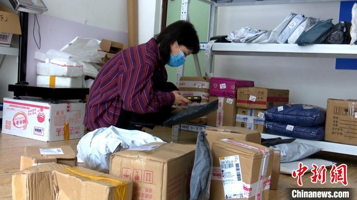 边上网课边创业 四川大学生开快递驿站留住“候鸟父母”