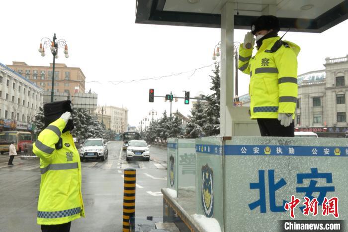中国边城黑河迎战暴雪 多方联动保畅通保生产