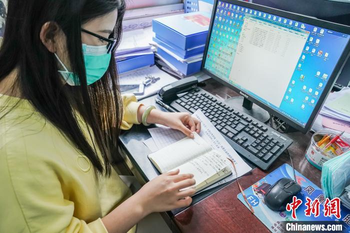 图为工作中的林丹丹。 陈冠言 摄