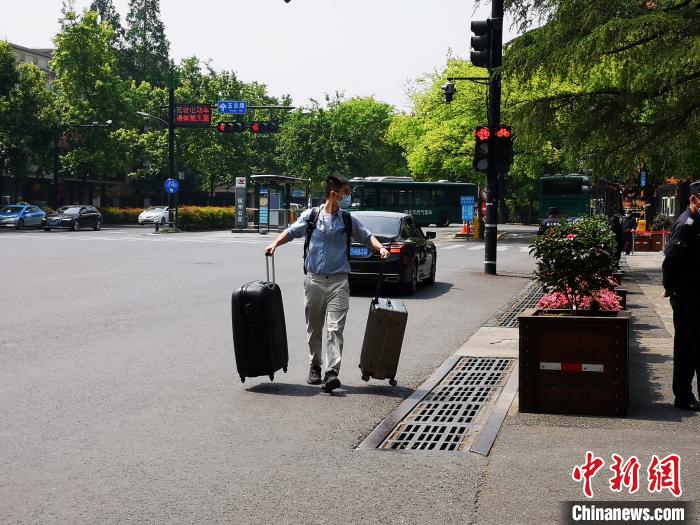 浙大学生返校。　童笑雨 摄