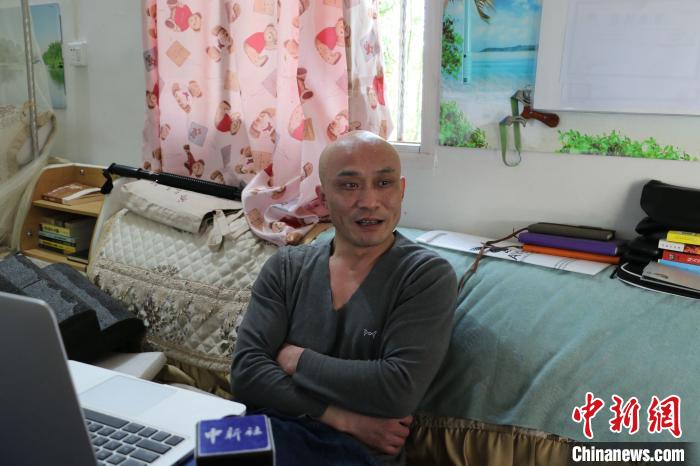 吴命鹏在接受采访时,讲述他的电商创业路。 张强 摄