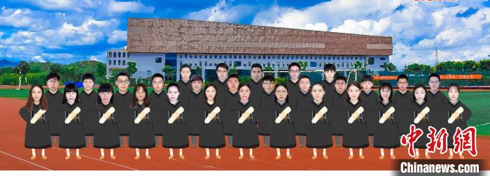 浙江工商大学杭州商学院用PS技术,合成毕业照。浙江工商大学杭州商学院提供