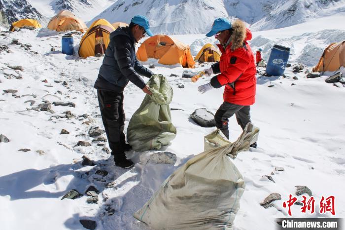 图为西藏圣山公司高山协作人员和登山向导在海拔6500米的珠峰前进营地捡拾垃圾。 西藏自治区体育局 供图 摄