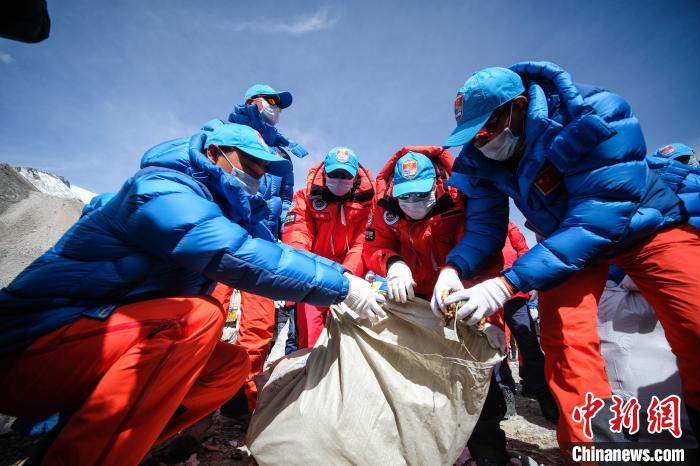 5月11日,珠峰大本营举行2020年春季登山垃圾清理回收。 何蓬磊 摄