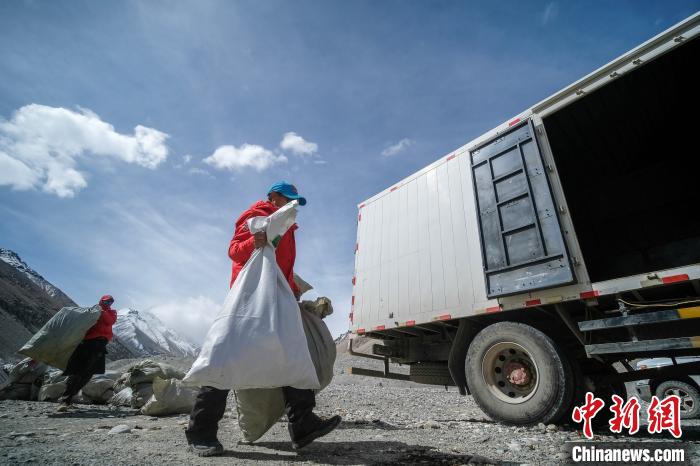 5月11日,工作人员将分类好的登山垃圾装入卡车。 何蓬磊 摄