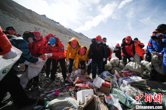 5月11日,珠峰大本营举行2020年春季登山垃圾清理回收。 何蓬磊 摄