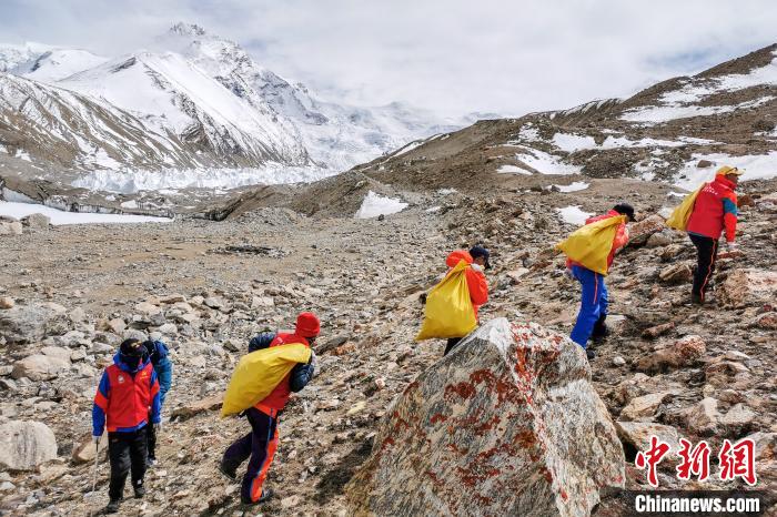图为希夏邦马峰海拔5114米米至5800米区域清理登山垃圾。 西藏自治区体育局 供图 摄