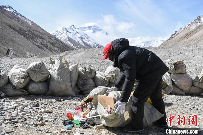 5月11日,珠峰大本营举行2020年春季登山垃圾清理回收。 何蓬磊 摄
