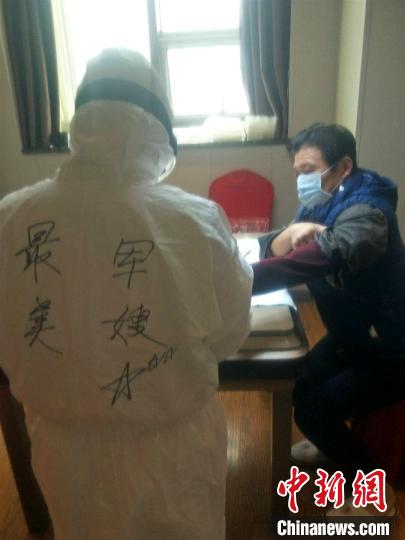 图为查方在武汉市某隔离点工作时,后背被患者写上“最美军嫂”4个字。受访者供图