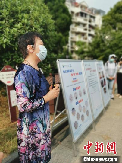 衢州市紫荆小区勤“筷”妈妈罗国姿向记者介绍自家使用公筷公勺情况 姚婧雯 摄