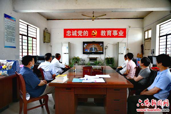 霍山县漫水河镇安家河小学组织教师观看“两会”直播盛況