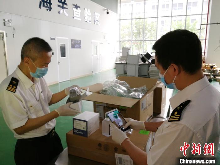 广州海关所属海珠海关关员对一批进口试剂进行查验 袁晓军摄影 袁晓军 摄