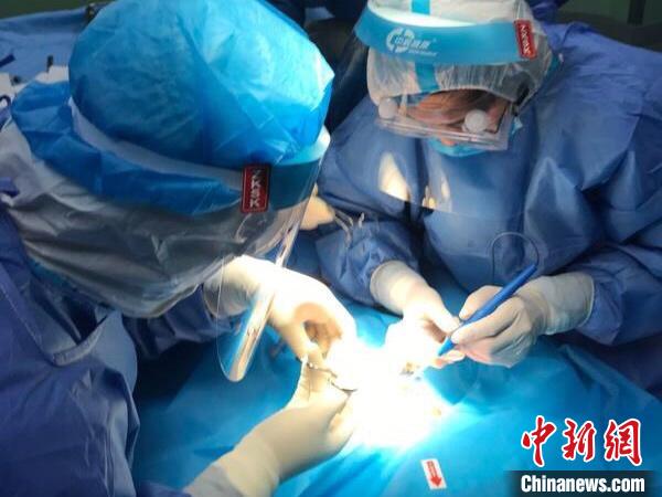 哈尔滨一新生儿肠管扭转一周半致穿孔 经专家团手术获救