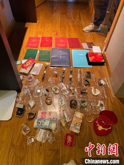 警方收缴一批作案工具。 银川市公安局 供图 摄