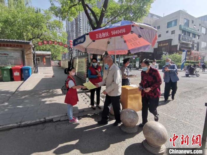 来自太原的“10后”王若嫣，就是其中之一。在该市龙潭公园内，记者看到，这个背着书包的小女孩，从公园东门到南门，一路小跑而来，将手中的宣传页一张一张地发放到民众手中。　边丽 摄