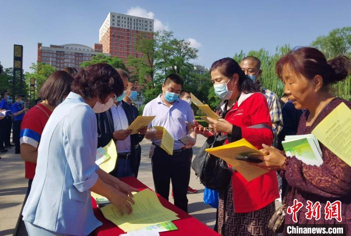 其间，“不随地吐痰不大声喧哗文明健康有你有我”“携带纸巾包住痰垢留住文明”等各式“禁痰令”标语出现在太原各个街头，身穿红色马甲的志愿者穿梭在各公园、广场及大街小巷中，他们为民众发放《规定》宣传页，讲解《规定》细则。　高雨晴 摄