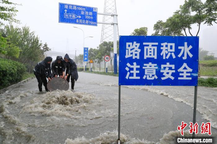 安徽合肥发布暴雨黄色预警局部路段出现洪涝