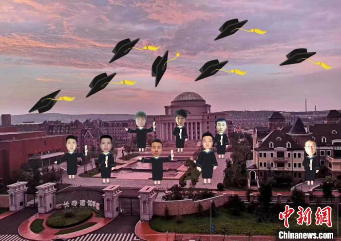 长春建筑学院的毕业生们拍“云毕业照”。 长春建筑学院供图 摄