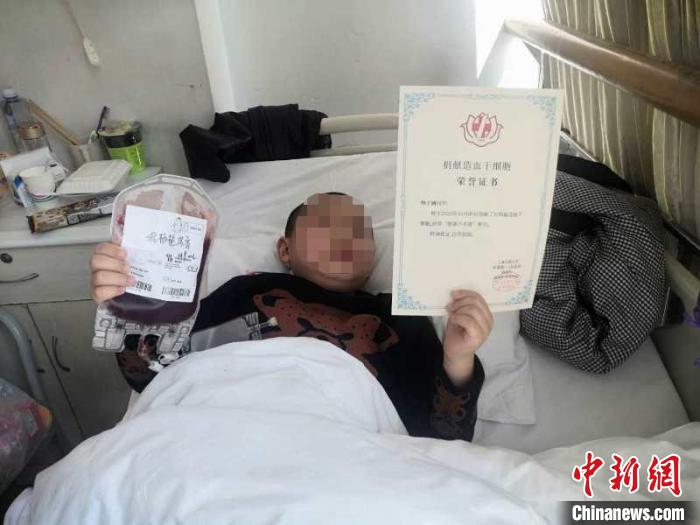 7岁男孩捐献造血干细胞救母:“能救妈妈,我不害怕”
