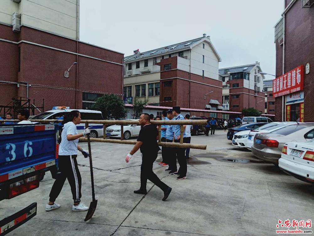 城南派出所联合城管等相关部门对皖西大市场开展整治行动