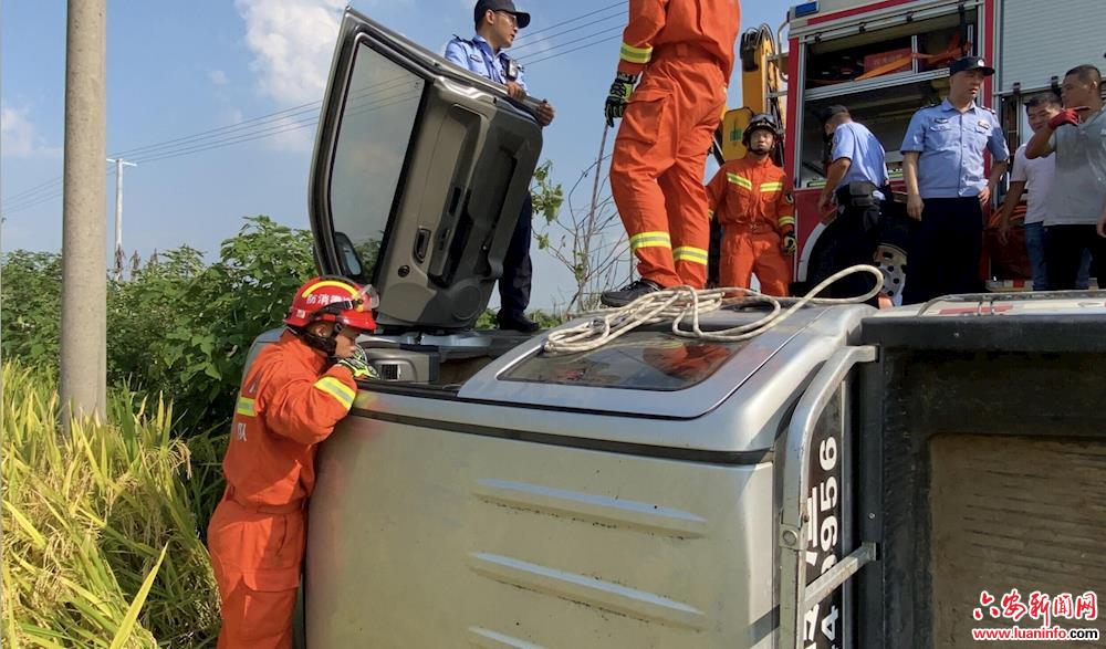 皮卡车侧翻田地 致一人死亡