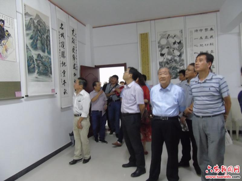 舒城县“扬清风正气 建廉洁舒城 助脱贫攻坚”书画展在干汊河镇开展