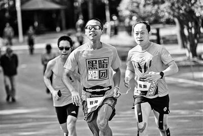 9小时40分！国内首位盲人跑者完成100公里"超马"