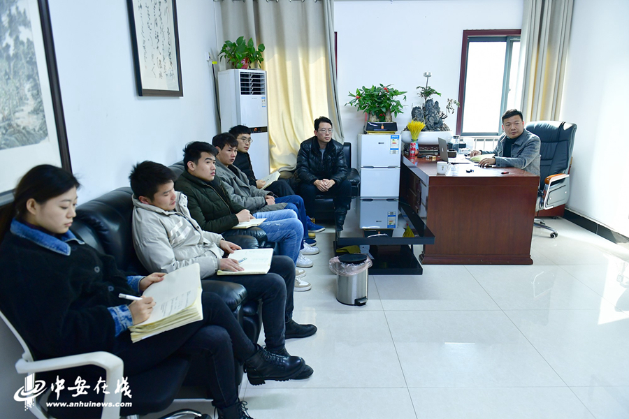 杨道林（右一）每天都要和团队成员开会.jpg